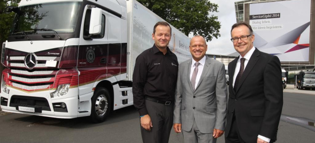 Gipfeltreffen:  Mercedes-Benz ServiceGipfel 2014 - Größte Herstellermesse zum Service in Deutschland mit 8.000 Teilnehmern : Dreitägiger ServiceGipfel in Hannover zeigte unter dem Motto Dialog leben. Mit Ideen begeistern zukunftsweisende Strategien für die Marken Mercedes-Benz, smart und Fuso