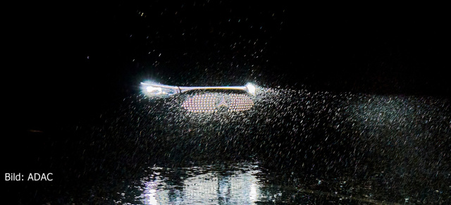 ADAC testet Assistenzsysteme bei Regen und Nebel: Testsieger: Mercedes-CLA behält souverän den Durchblick