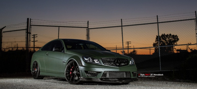 In the Army now: Mercedes C63 AMG im Military-Look : Der High-Performance-Benz lässt sich in Military-Green foliert und auf 20-Zoll-Vellanos blicken