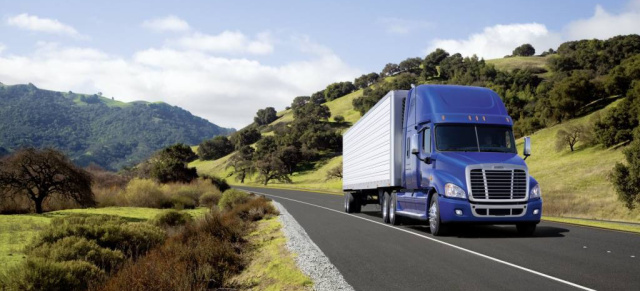 Schwer in Fahrt: Daimler auf Nordamerikas größter Nfz-Messe : Daimler präsentiert Komponentenmarke Detroit und feiert den 70. Geburtstag der Lkw-Marke Freightliner