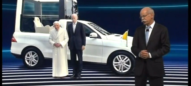 Witzig: Dr. Zetsches Humor in Detroit: Der Daimler Vorstandsvorsitzende präsentierte sich auf der NAIAS - auch dank "päpstlichen Beistandes" - gut gelaunt