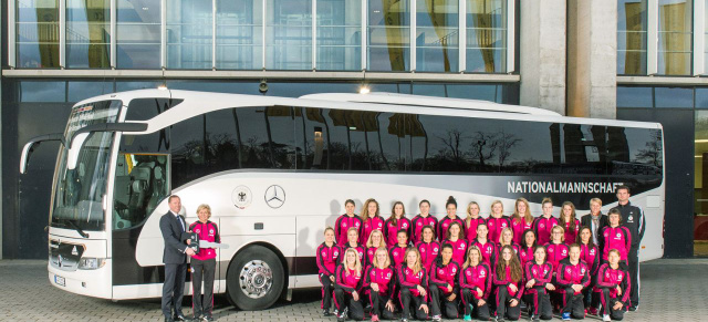 Sport(lerinnen) an Bord:  Neuer Mercedes-Benz Mannschaftsbus für Damen-DFB-Elf : Im Rahmen der Marketingtage der Frauenfußball-Nationalmannschaft, übergab  Mercedes-Benz, Generalsponsor des Deutschen Fußball-Bundes, den neuen Mannschaftsbus: den Bestseller Mercedes-Benz Tourismo