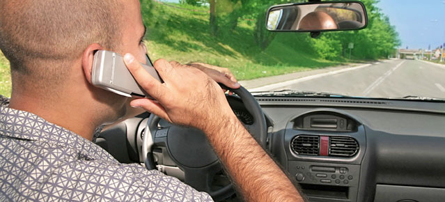 Dreh an der Bußgeldschaube: Es wird teurer bei Handy-Nutzung im Auto : Neue §-Verordnung in Arbeit: Bei Handy-Nutzung am Steuer droht künftig auch Fahrverbot